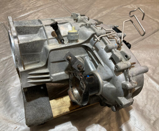 2018-2022 Jeep Wrangler JL Transfer Case Assembly / MP1622C / Automatic Donor Car: 2019 Jeep Wrangler JL Unlimited Sahara - 88K Functionality: In good working condition, fully tested prior to removal from the vehicle. Assembly spun smoothly with no odd noises or grinds during testing. Fluid has been drained with no metal shavings or abnormalities. Physical Condition: Housing is in good physical condition with no cracks or damage. Free of any major surface rusting or corrosion. Includes everything as shown in the photos. Includes everything as shown in the photos. You will need to reuse some of your existing hardware for installation. Fits: 2018, 2019, 2020, 2021 Jeep Wrangler JL (w/ automatic transmission, transfer case code - DHN) 2020, 2021 Jeep Wrangler Gladiator JT (w/ automatic transmission, transfer case code - DHN) Fitment Notes: Will only fit models equipped with the 8 speed automatic transmission (option code - DHN). Will NOT fit models equipped with the Rock-Trac transfer case options. Part #: 68240445AC